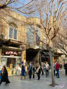 مردم در حال تردد خیابان ۱۵ خرداد از مقابل سرای امید بازار