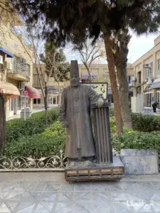 مجسمه کج امیرکبیر در حیاط دوم سرای امیرکبیر بازار