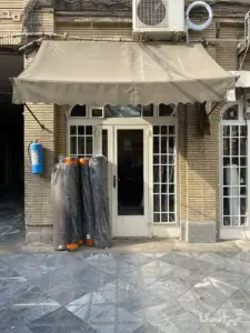 پارچه‌های چیده شده در جلوی مغازه‌ای در سرای امیرکبیر
