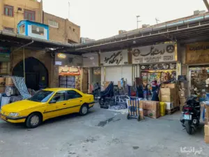 اجناس چیده شده جلوی یک مغازه در سرای ایرانیان چراغ برق