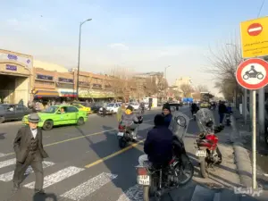 ترافیک روان خیابان مولوی و مردمی که در کنار ایستاده‌اند یا در حال ترددند
