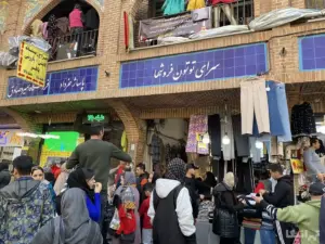 مردم در حال تردد و خرید در مقابل سرای توتون فروش‌ها در خیابان ۱۵ خرداد