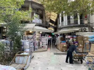 مردم در حال تردد در سرای حاج‌حسن بازار