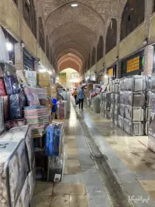 مردم در حال تردد در دالان سرای حاج‌حسن بازار