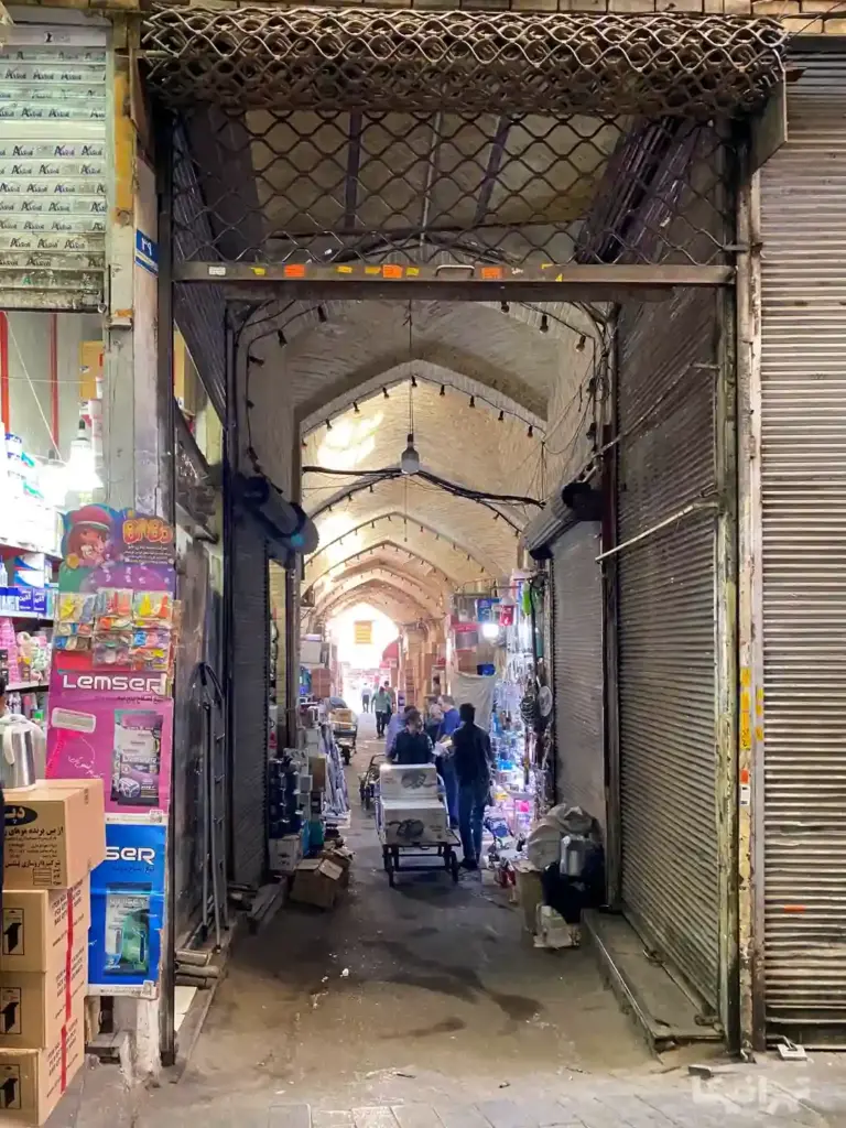 چرخی درحال جابجایی با در دالان ورودی سرای حاج‌هادی بازار