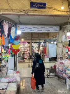 زنی در حال خرید در سرای حجاز بازار