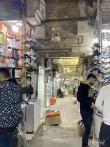مردم در ورودی سرای خدایی قدیم بازار در حال خرید هستند