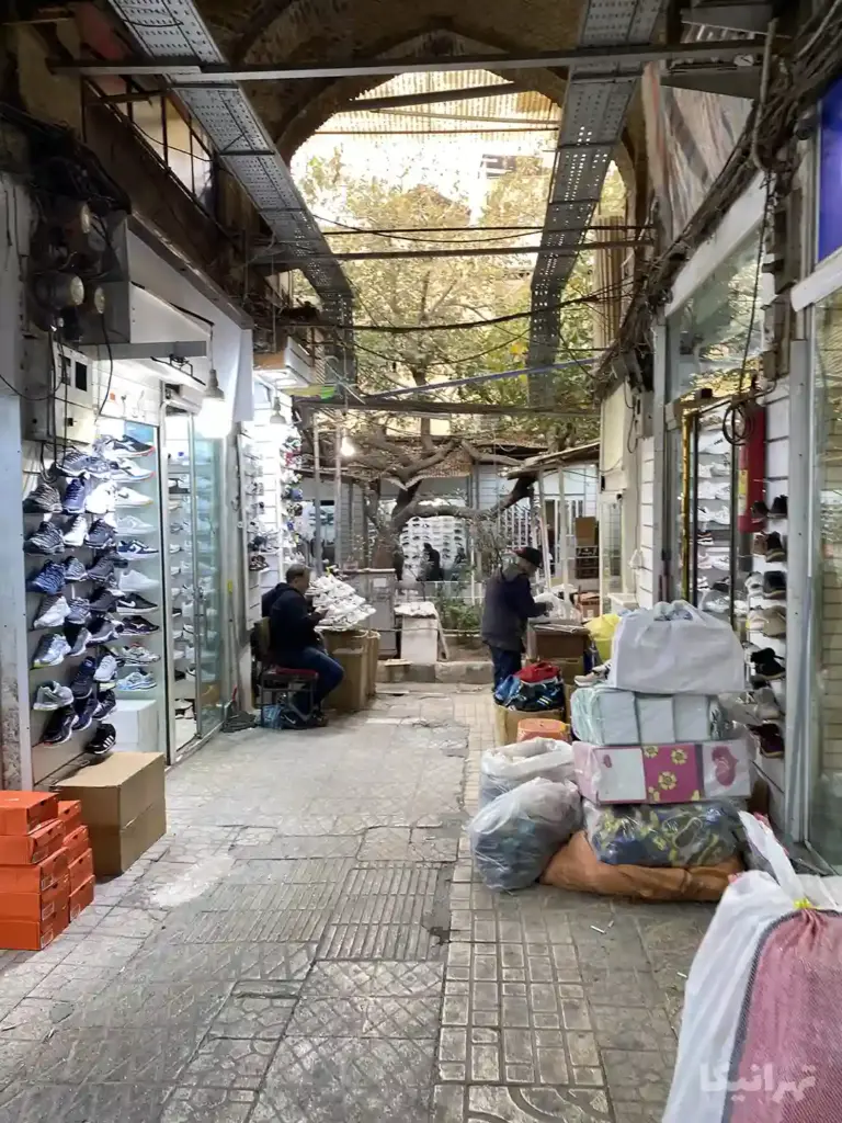 دو مرد در دالان ورودی سرای خدایی قدیم بازار