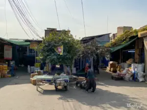 چند مرد ایستاده در وسط حیاط سرای خوانساری‌ّای بازار