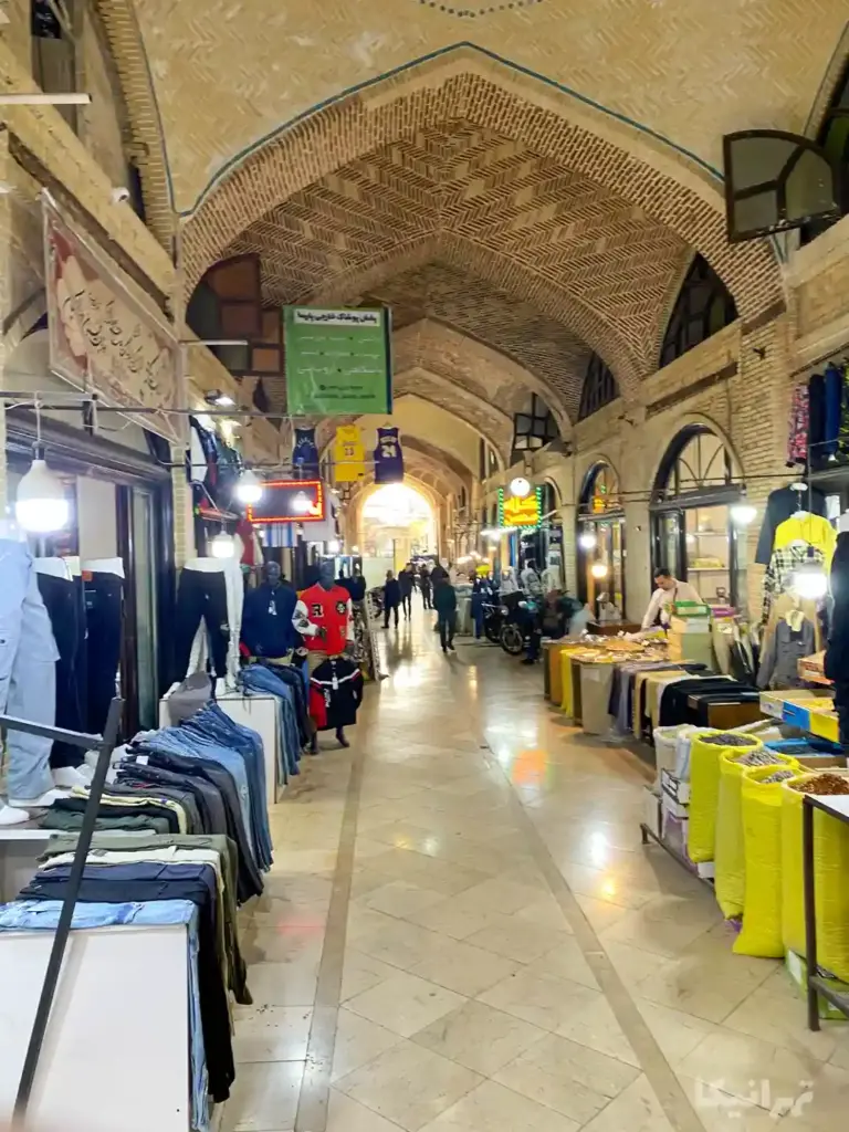 مردم در حال عبور در دالان سرای دالان دراز