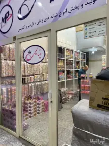 مردی در مغازه خود در سرای شیخ جعفر ایستاده