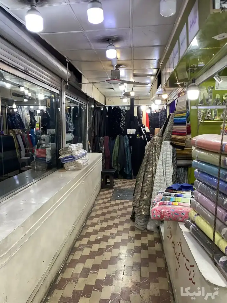 پارچههای چیده شده در ورودی سرای عاج بازار