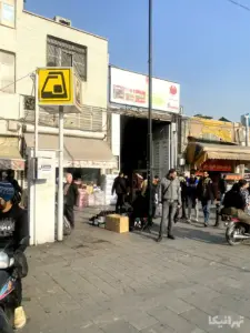 مردم در حال تردد در میدان محمدیه مقابل ورودی سرای عادلی محمدیه