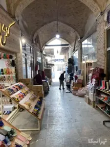 فروشندگاه جلوی مغازه خود در ورودی سرای عبدالوهاب بازر ایستاده‌اند
