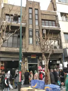 مردم در حال تردد در خیابان ۱۵ خرداد از مقابل سرای مجدیه بازار