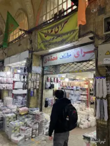 مردی در حال تردد در بازار آل یاسین در مقابل سرای محمدی بازار