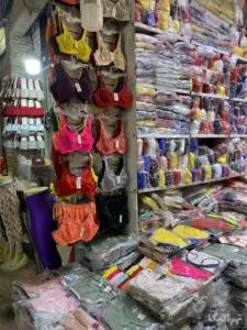 لباس‌های زیر چیده شده در قفسیه‌های فروشگاهی در بازار عباس‌آباد