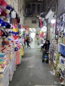 چند نفر درون سرای محمودیه بازار