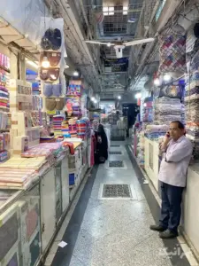 مردی در حال مکالمه با موبایل در سرای مسعودیه بازار