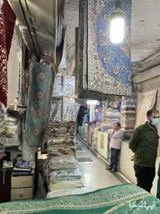 فرش‌های چیده شده در دالان ورودی سرای مسعودیه بازار