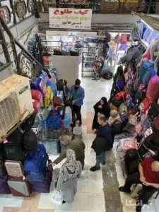 مردم در حال خرید در سرای مشیر خلوت بازار