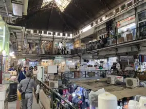 مردم در حال خرید در سرای مشیر خلوت بازار