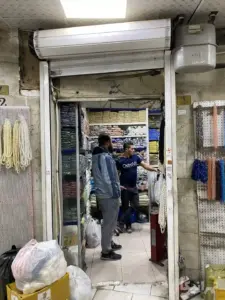 دو مرد داخل مغازه‌ای در پاساژ مظفریان مروی ایستاده‌اند