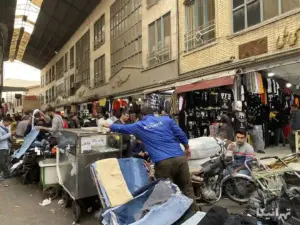 دسفروشان و مردم در بازار مسگرهای بازار جلوی سرای ملی ایستاده‌اند