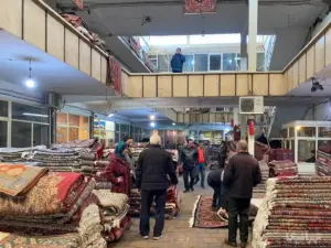 چند نفر در حال خرید یا تردد در سرای ناصری بازار