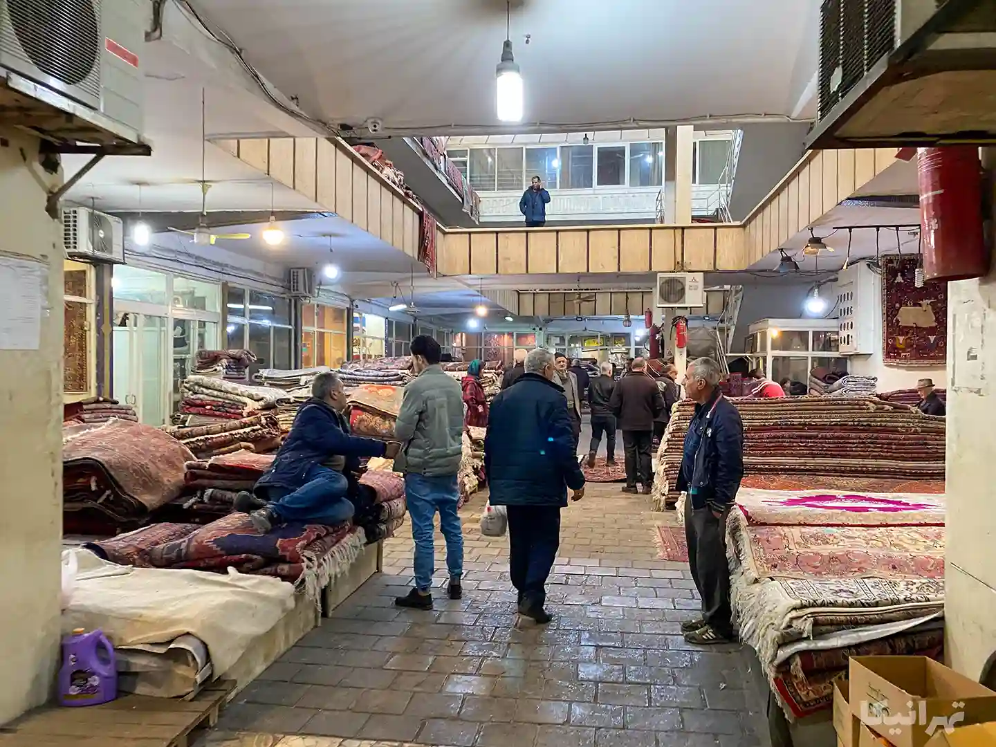چند نفر در حال خرید یا تردد در سرای ناصری بازار