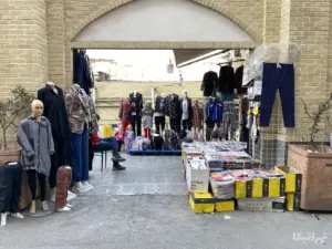 بساط پوشاک دستفروش در ورودی سرای وهابیه بازار