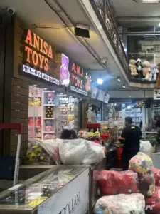 دو مرد در حال بسته‌بندی عروسک در سرای پایدار بازار