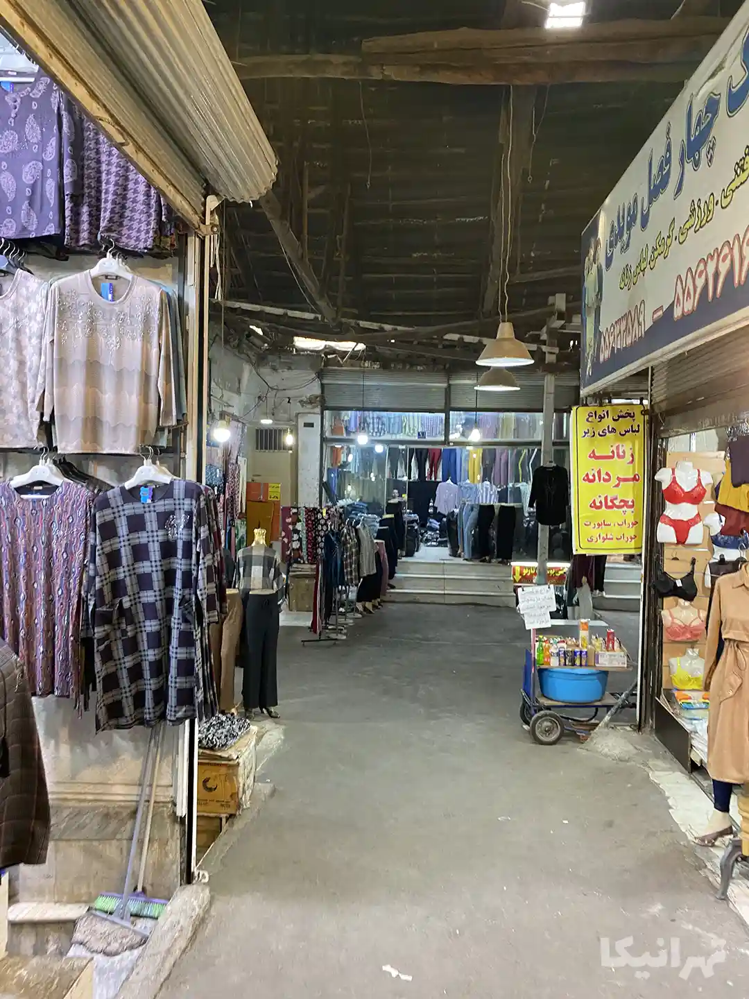 لباس‌های زنانه چیده شده در کنار مغازه‌های سرای کنی بازار