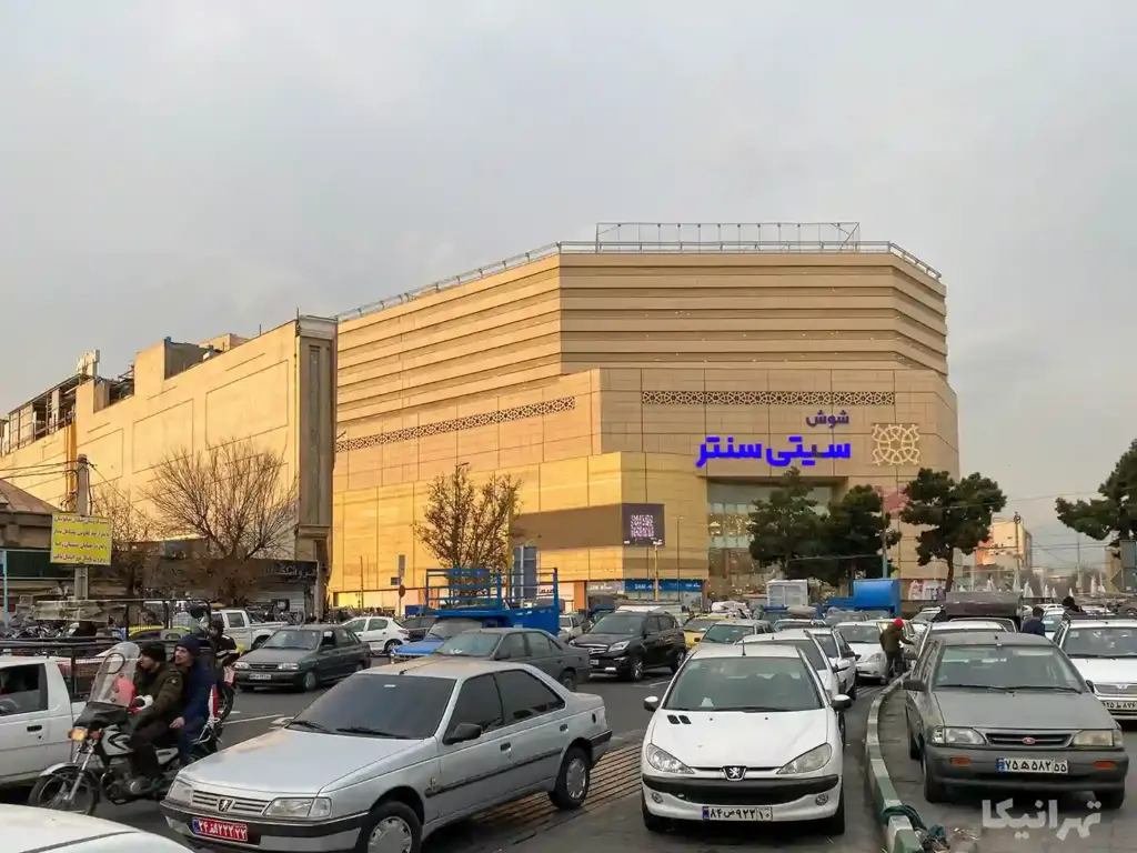 ماشین‌های پارک شده در کناره میدان شوش