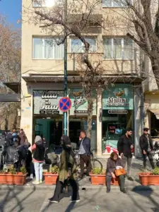 مردم در حال عبور از جلوی سیناسنتر در خیابان ۱۵ خرداد