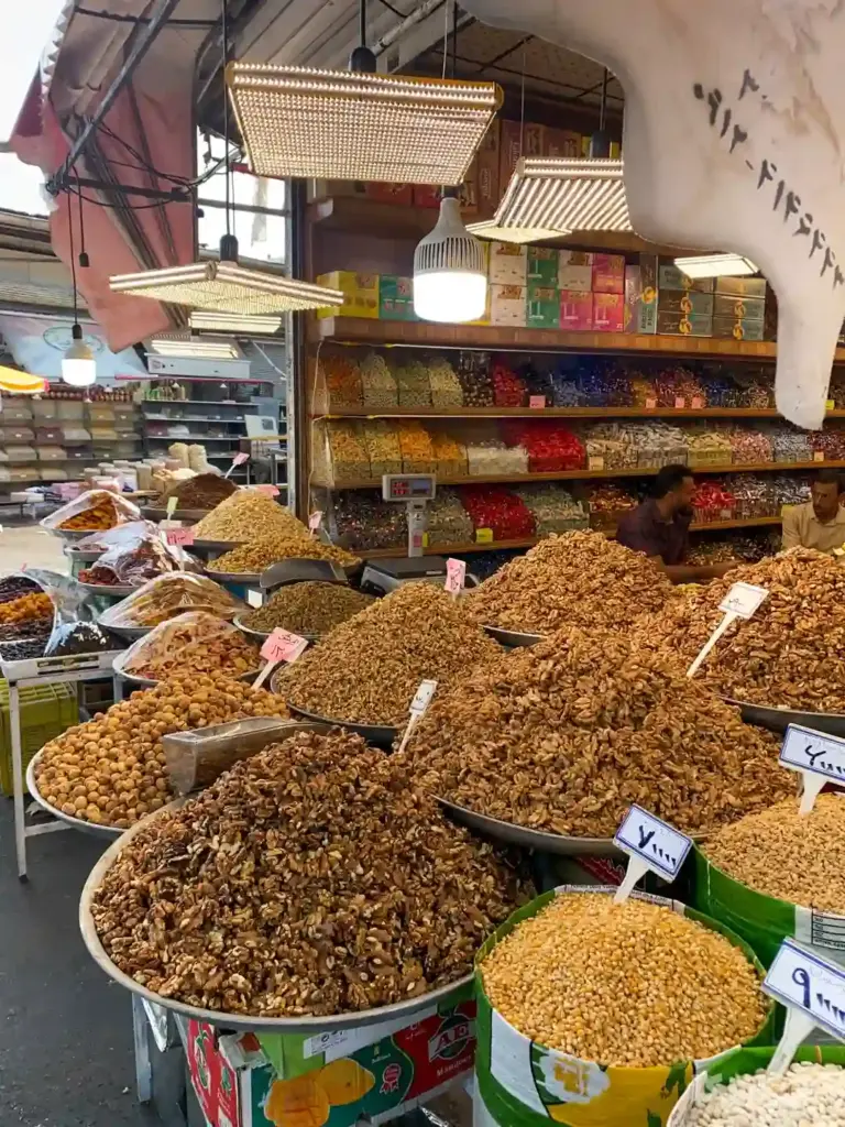 تصویر آجیل و خشکبار مغازه‌ای در بازار صاحب‌جمع