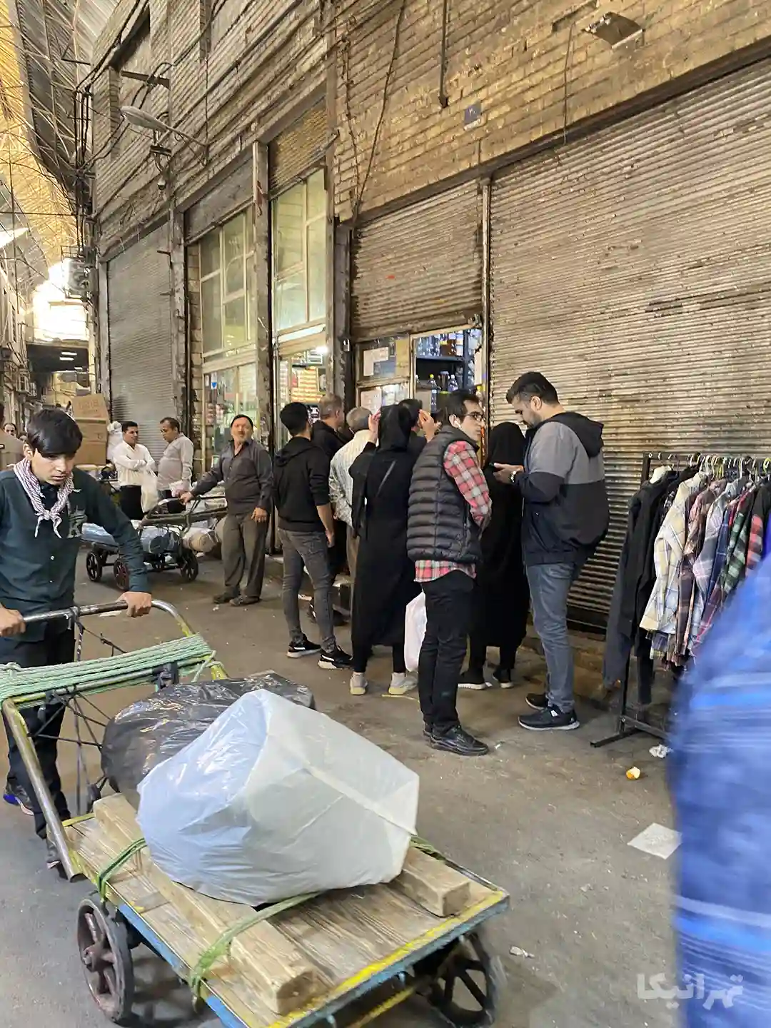 مردم جلوی مغازه عطاری توتون‌چی بازار صف کشیده‌اند