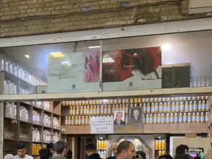 اسانس‌های عطر چیده شده در قفسه‌ّای عطرفروشی ناصری بازار