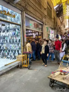 مردم جلوی عطرفروشی ناصری بازار صف‌کشیده‌اند