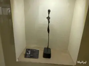 پیکره برنزی «مرد ایستاده» اثر آلبرتو جاکومتی در موزه جهان‌نمای کاخ نیاوران