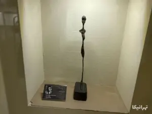پیکره برنزی «مرد ایستاده» اثر آلبرتو جاکومتی در موزه جهان‌نمای کاخ نیاوران