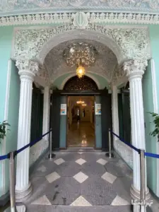 ورودی عمارت موزه زمان