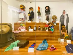 ویترین عروسکهای قدیمی فیام‌های کودک در موزه سینما