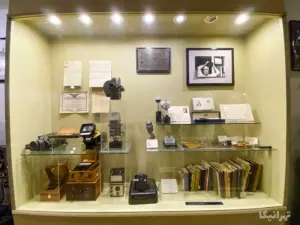 قاب عکس، دوربین و کتابهای درون ویترین در موزه سینما