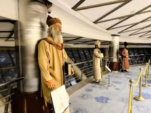 چند مجسمه در موزه مشاهیر برج میلاد