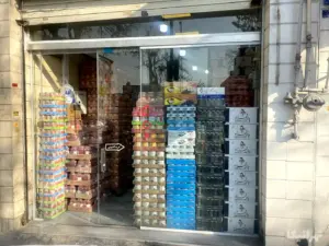 مواد غذایی چیده‌شده در داخل یک مغازه در میدان محمدیه