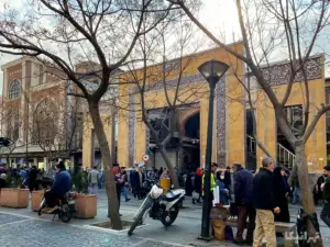 مردم درحال عبور و مرور در خیابان ۱۵ خرداد در نزدیکی ورودی بازار بزازها