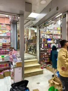 مردم در حال خرید در پاساژ آریای بازار