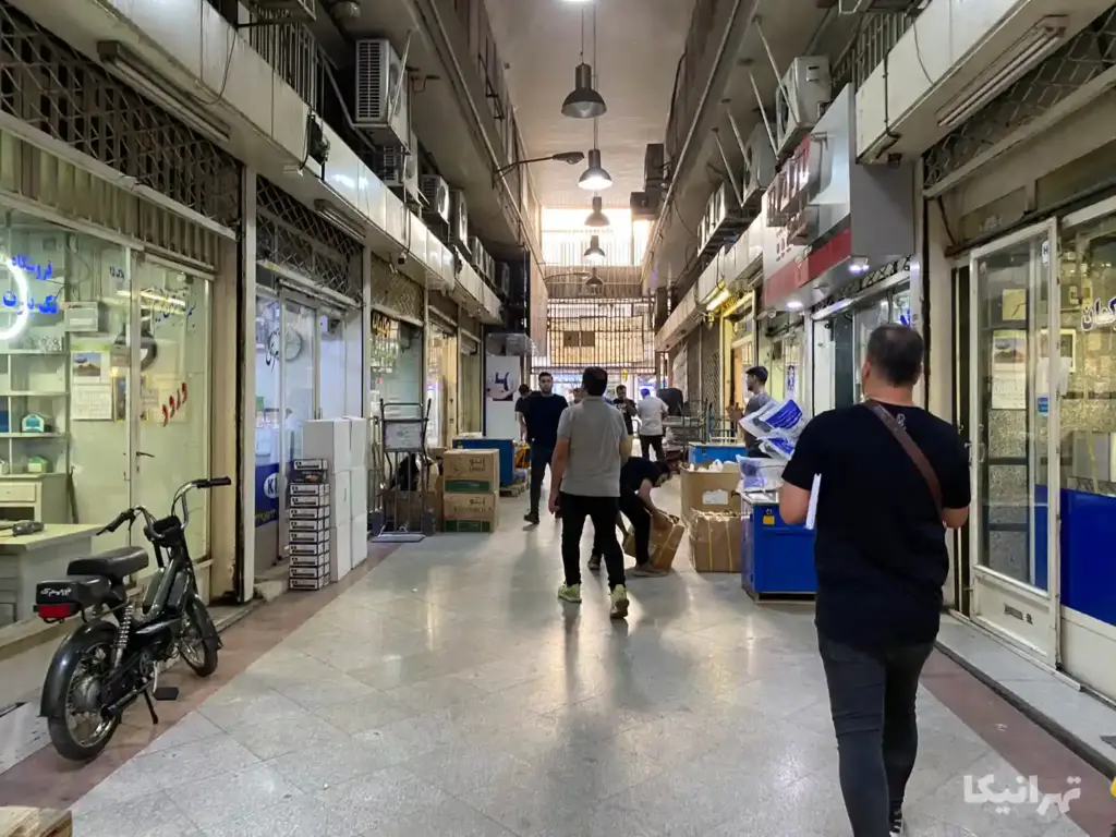 چند نفر در حال تردد در پاساژ احسان چراغ برق