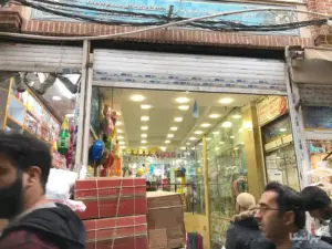 مردم در حال تردد در بازار نوروزخان مقابل پاساژ الغدیر بازار نوروزخان